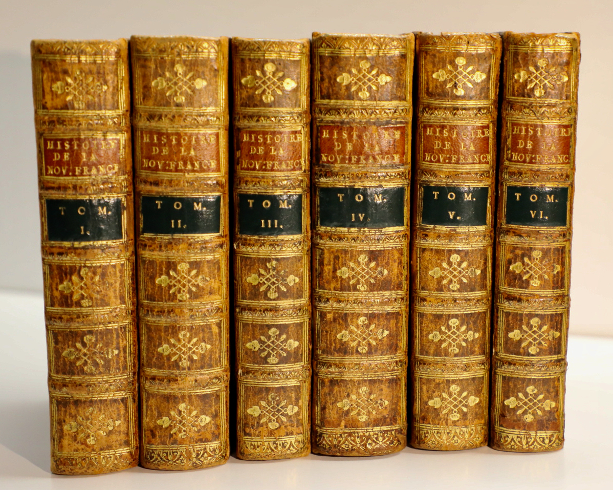 CHARLEVOIX, Pierre Francois Xavier de (1682-1761), Histoire et description générale de la Nouvelle France : avec Le journal historique d’un voyage fait par ordre du roi dans l’Amérique Septentrionnale [sic] / par le P. de Charlevoix, de la Compagnie de Jesus, A Paris : Chez Rollin fils, libraire …, MDCCXLIV [1744], 6 vol. : ill., cartes, plans ; 17 cm (12mo).