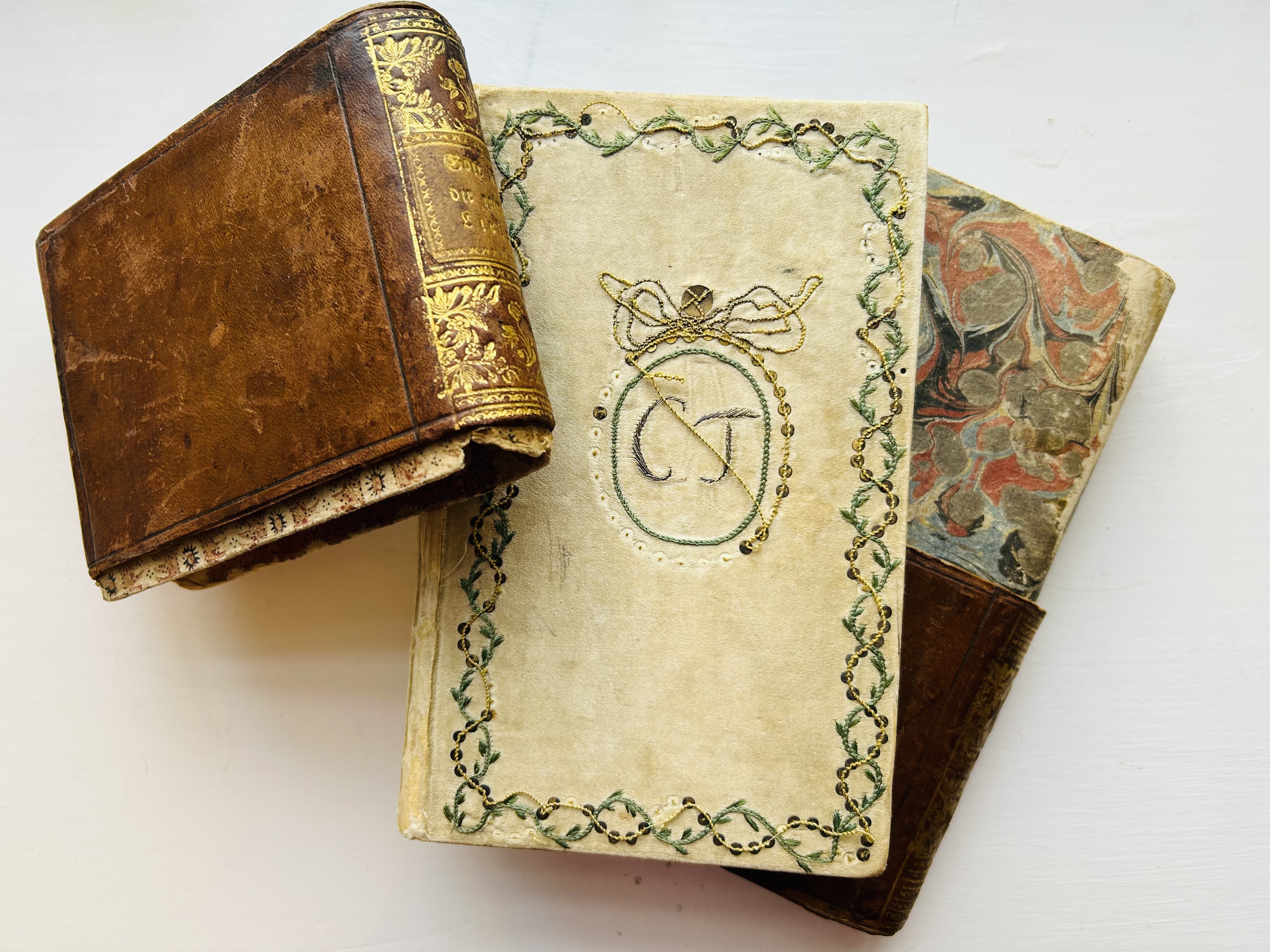 [Embroidered Binding]. Eckartshausen, Hofrath von. Gott ist die reinste Liebe. Mein Gebeth und meine Betrachtung. Siebente verbesserte, und mit sehr schönen Kupfern vermehrte Auflage. Hildesheim: Jacob Sieger, 1799.